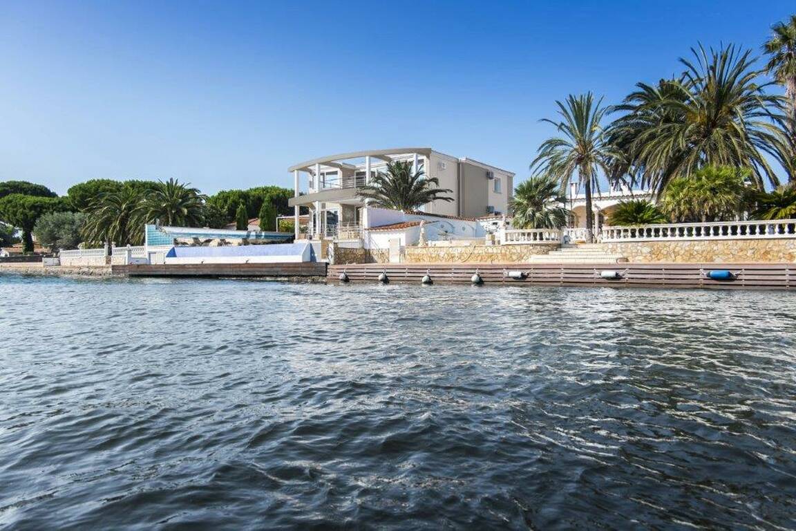 High standing villa for sale located in one of the main canals of Empuriabrava.