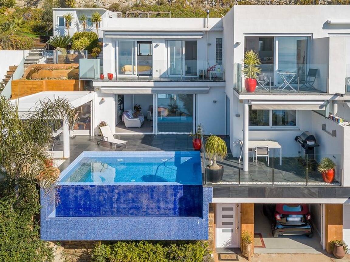 Belle maison jumelée, style moderne avec vue sur la mer Roses