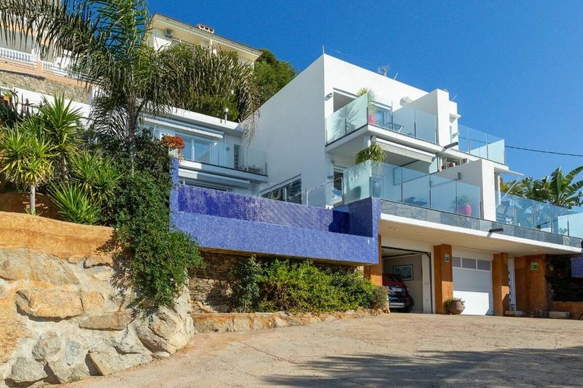 Belle maison jumelée, style moderne avec vue sur la mer Roses