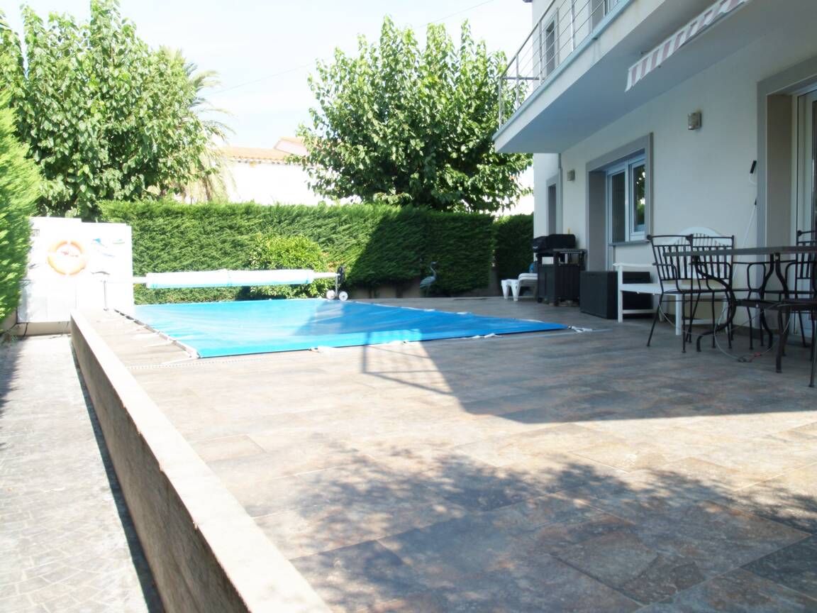 Beautiful modern house with mooring and swimming pool for sale Empuriabrava