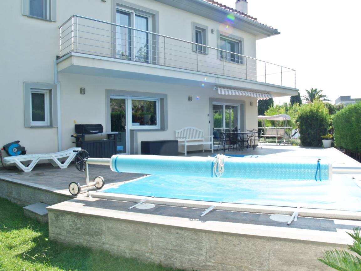 Preciosa casa moderna amb amarratge i piscina en venda Empuriabrava