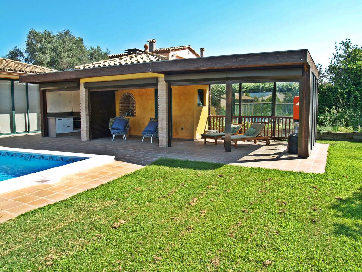High standing villa for sale in Golf de Perelada