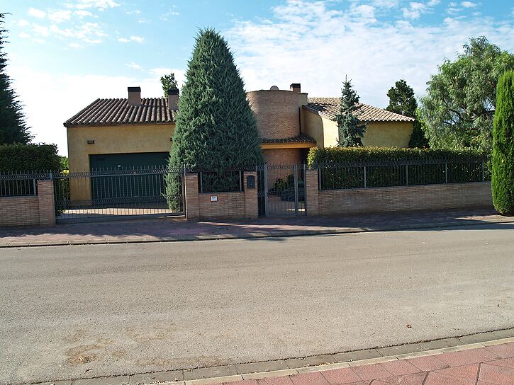 Beautiful house for sale on the 1st line of the Perelada Golf Course