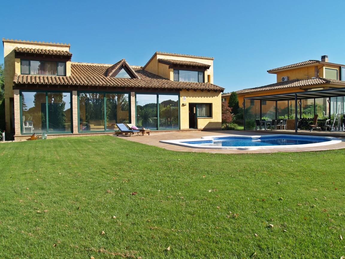 Wunderschönes Haus in 1. Linie des Golfplatzes Perelada zu verkaufen