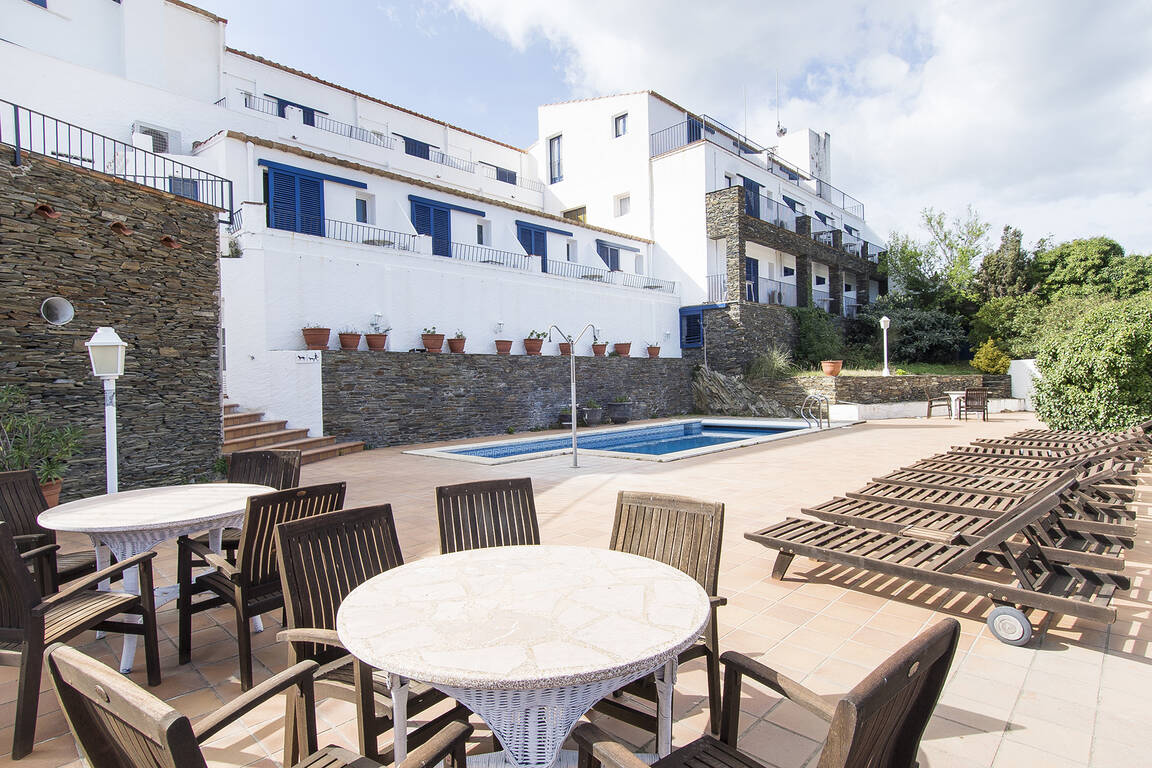 Fantàstic hotel a la venda a Port Lligat amb vistes al mar.