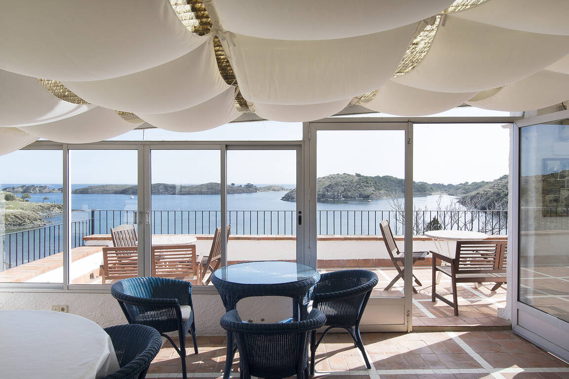 Fantástico hotel a la venta en Port Lligat con vistas al mar.