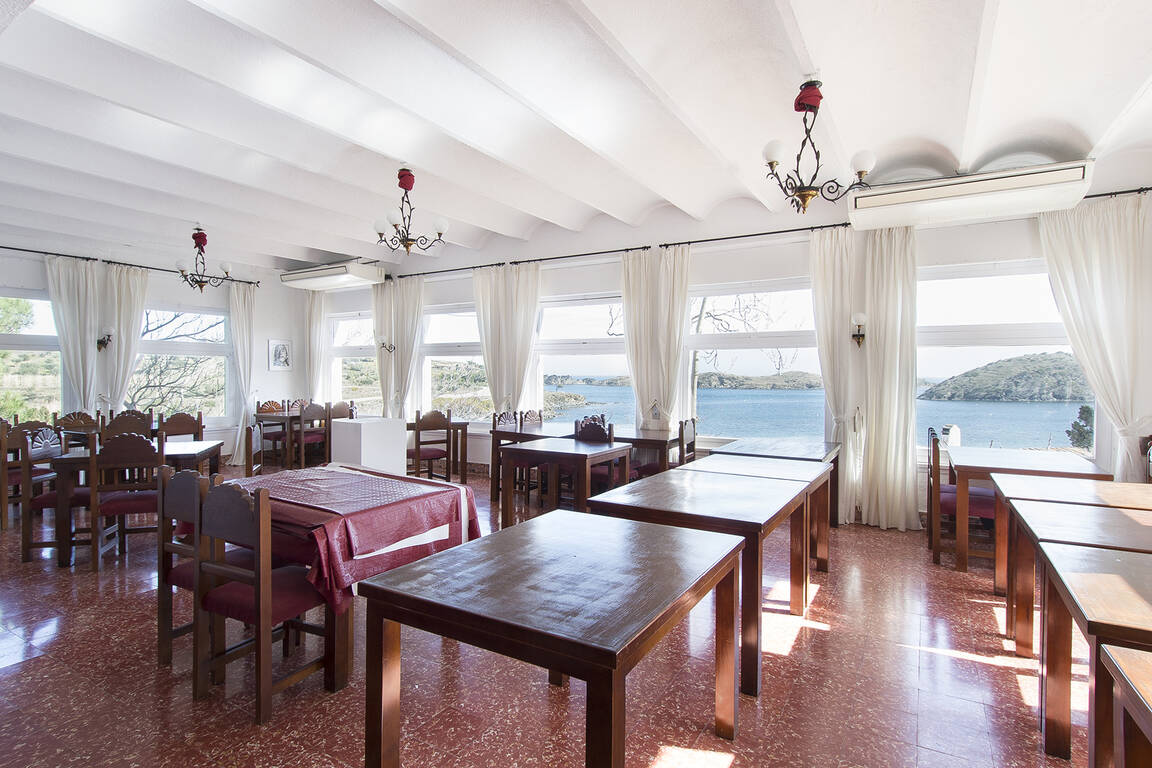 Fantástico hotel a la venta en Port Lligat con vistas al mar.