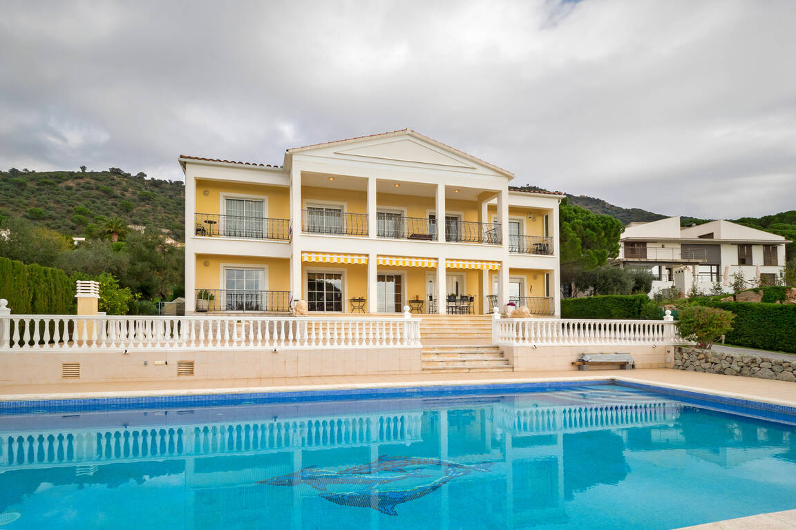 Fabulous luxury house for sale in urbanization Olivars, Pau