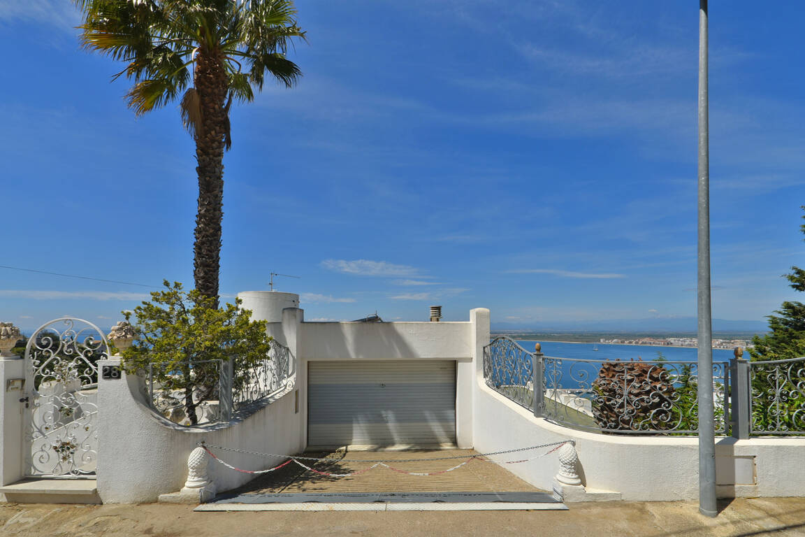 Minimalist house with sea view for sale in Rosas