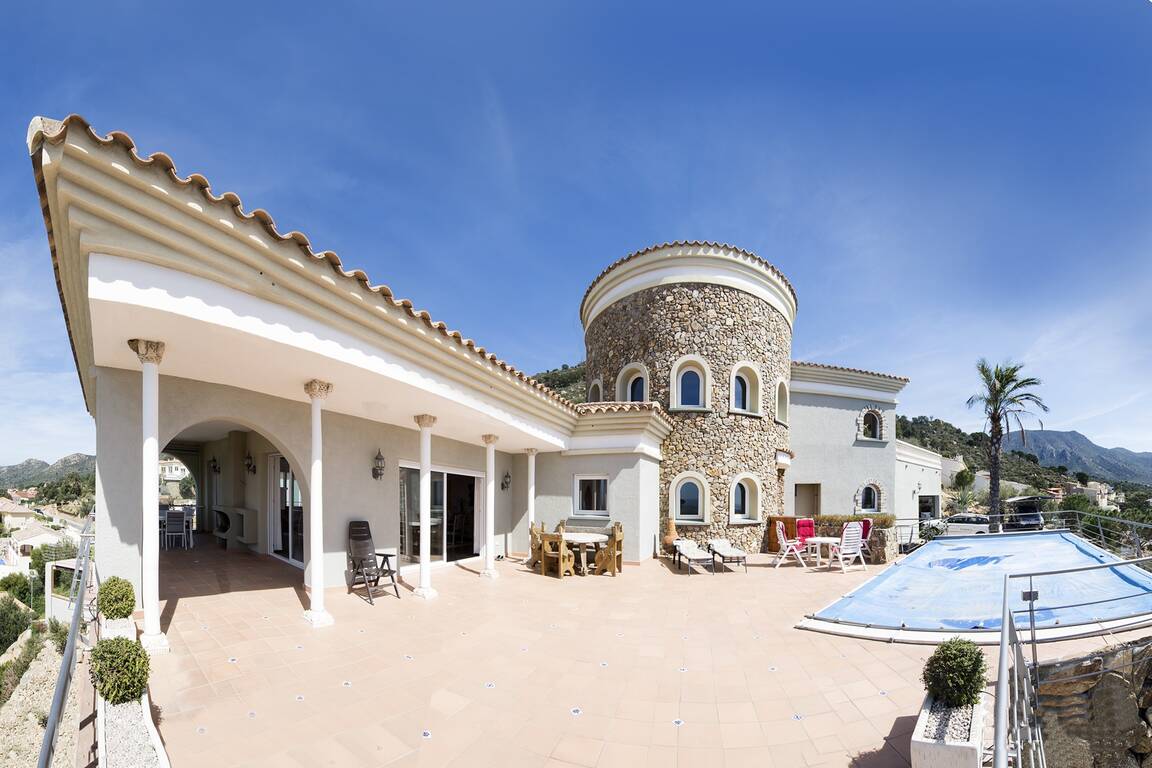 Luxury villa for sale with panoramic views in Palau Saverdera