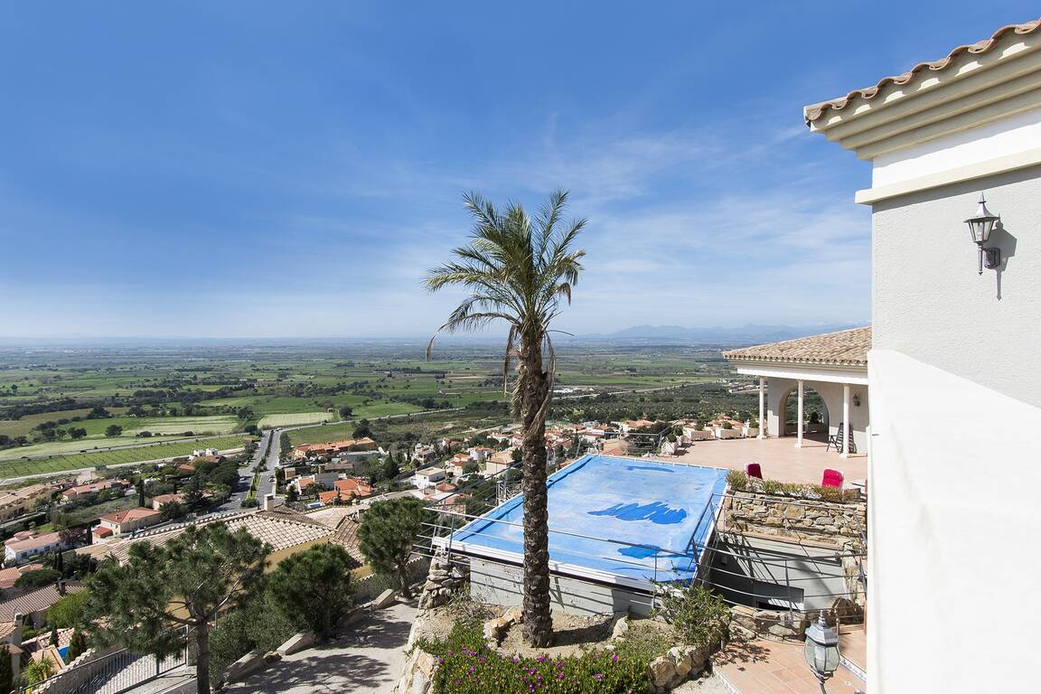 Luxury villa for sale with panoramic views in Palau Saverdera