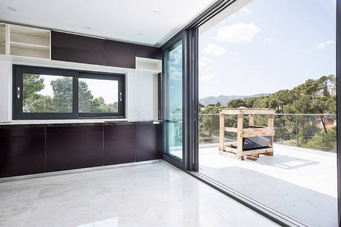 Bonita casa nueva de estilo moderno en venta en Llança