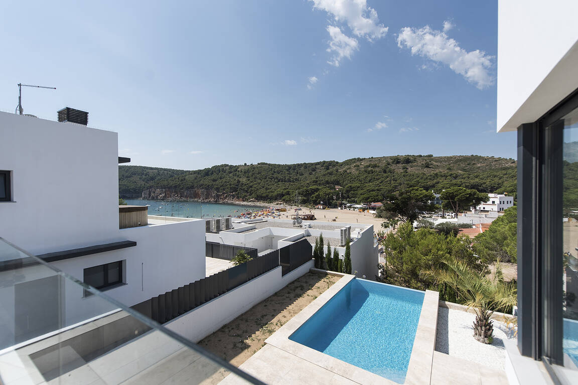 Bonita casa nueva con vistas al mar a la venta en Cala Montgo, L´Escala