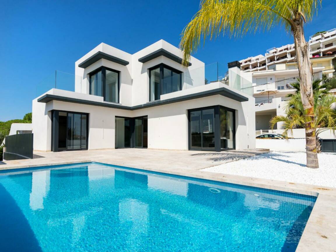 Bonita casa nueva con vistas al mar a la venta en Cala Montgo, L´Escala