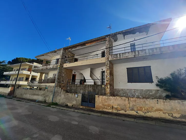 Investoren! Hervorragende Gelegenheit, 2 Etagen nur 200 Meter vom Strand in Llançà entfernt. Verpass