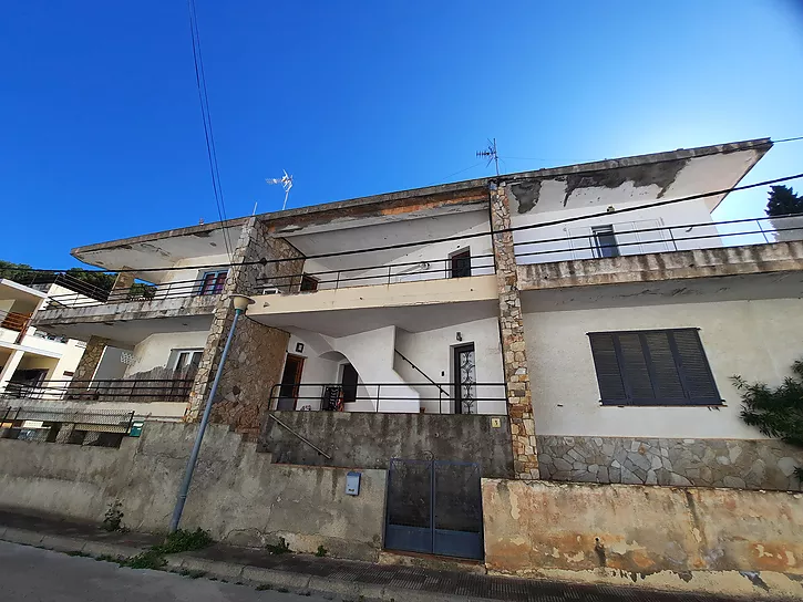 &quot;Investors! Excellent opportunity, 2 floors just 200 meters from the beach in Llança. Don't miss thi