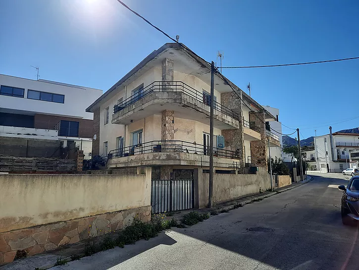 ¡Inversores! Excelente oportunidad, 2 pisos a tan solo 200 metros de la playa en Llança. ¡No dejes p