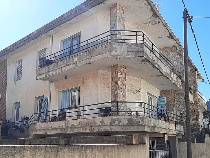 ¡Inversores! Excelente oportunidad, 2 pisos a tan solo 200 metros de la playa en Llança. ¡No dejes p