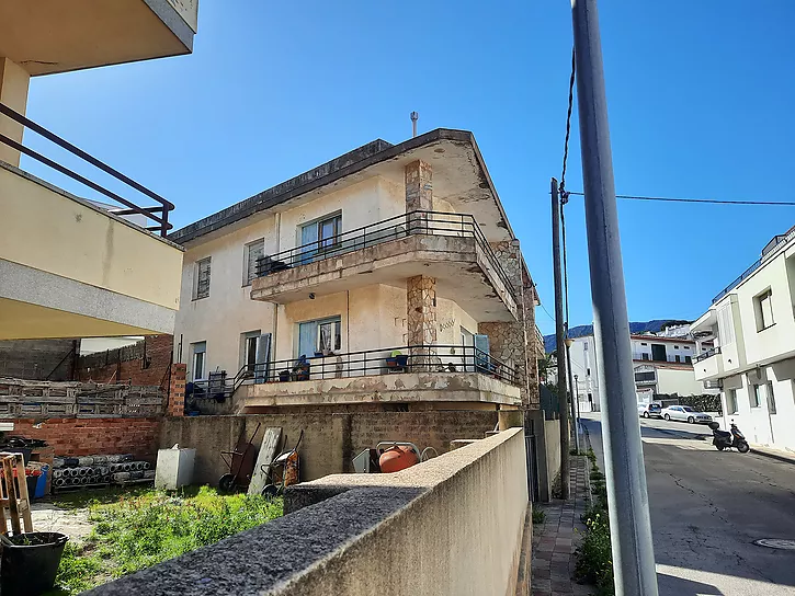 Investoren! Hervorragende Gelegenheit, 2 Etagen nur 200 Meter vom Strand in Llançà entfernt. Verpass