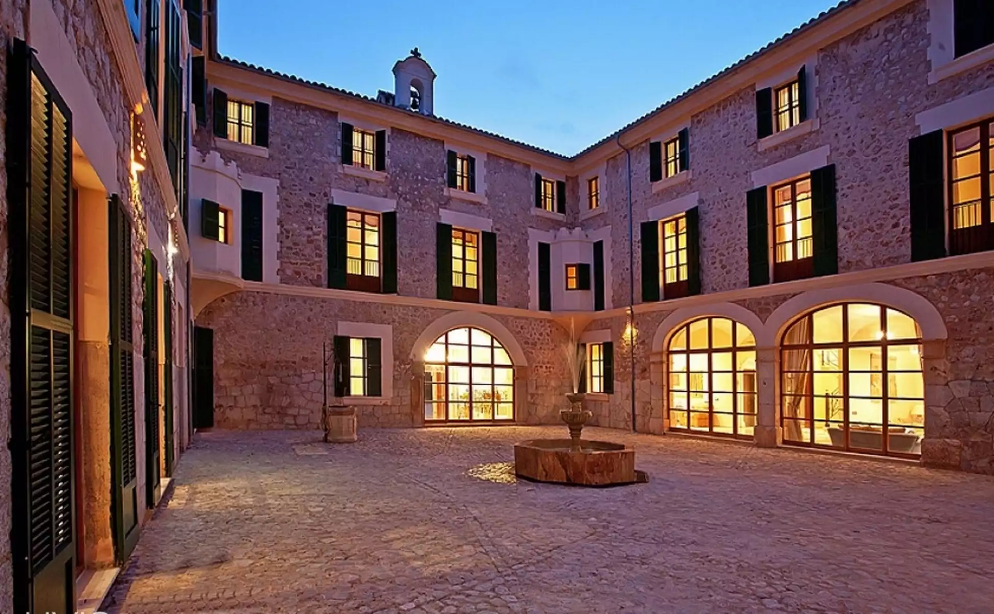 Manor house with 84 rooms, pool and park near Valldemossa