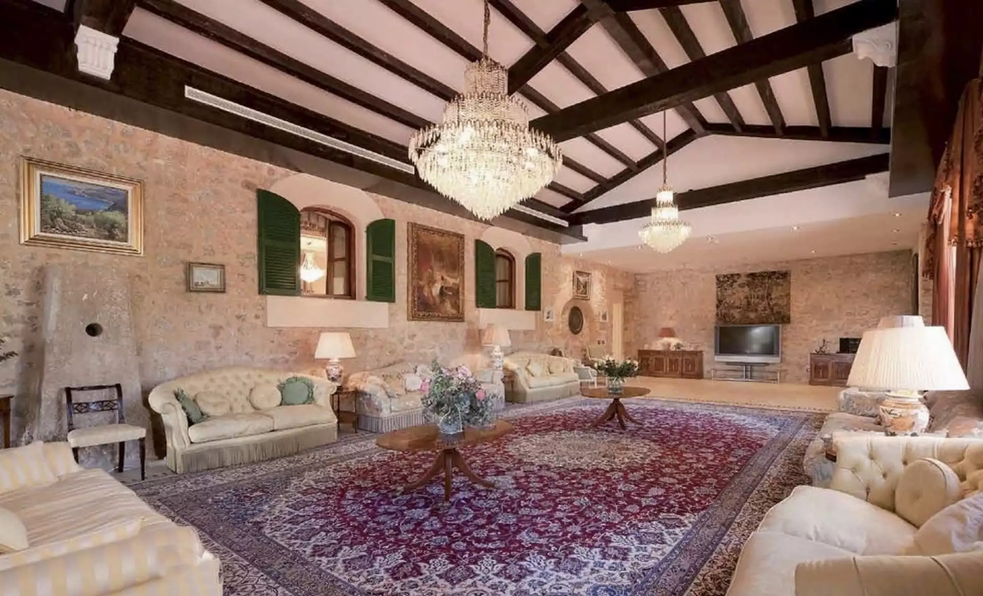 Manor house with 84 rooms, pool and park near Valldemossa