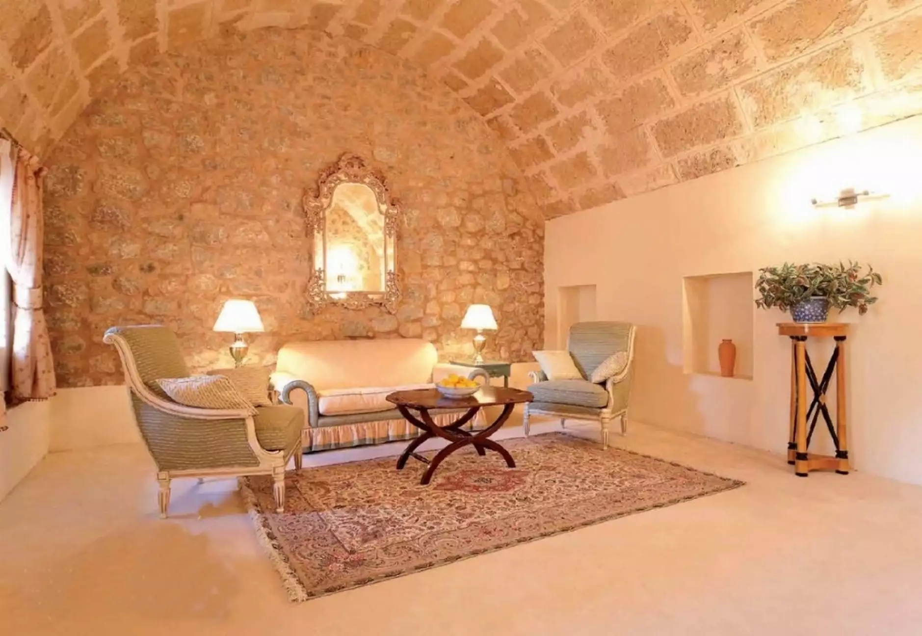 Manor house with 84 rooms, pool and park near Valldemossa