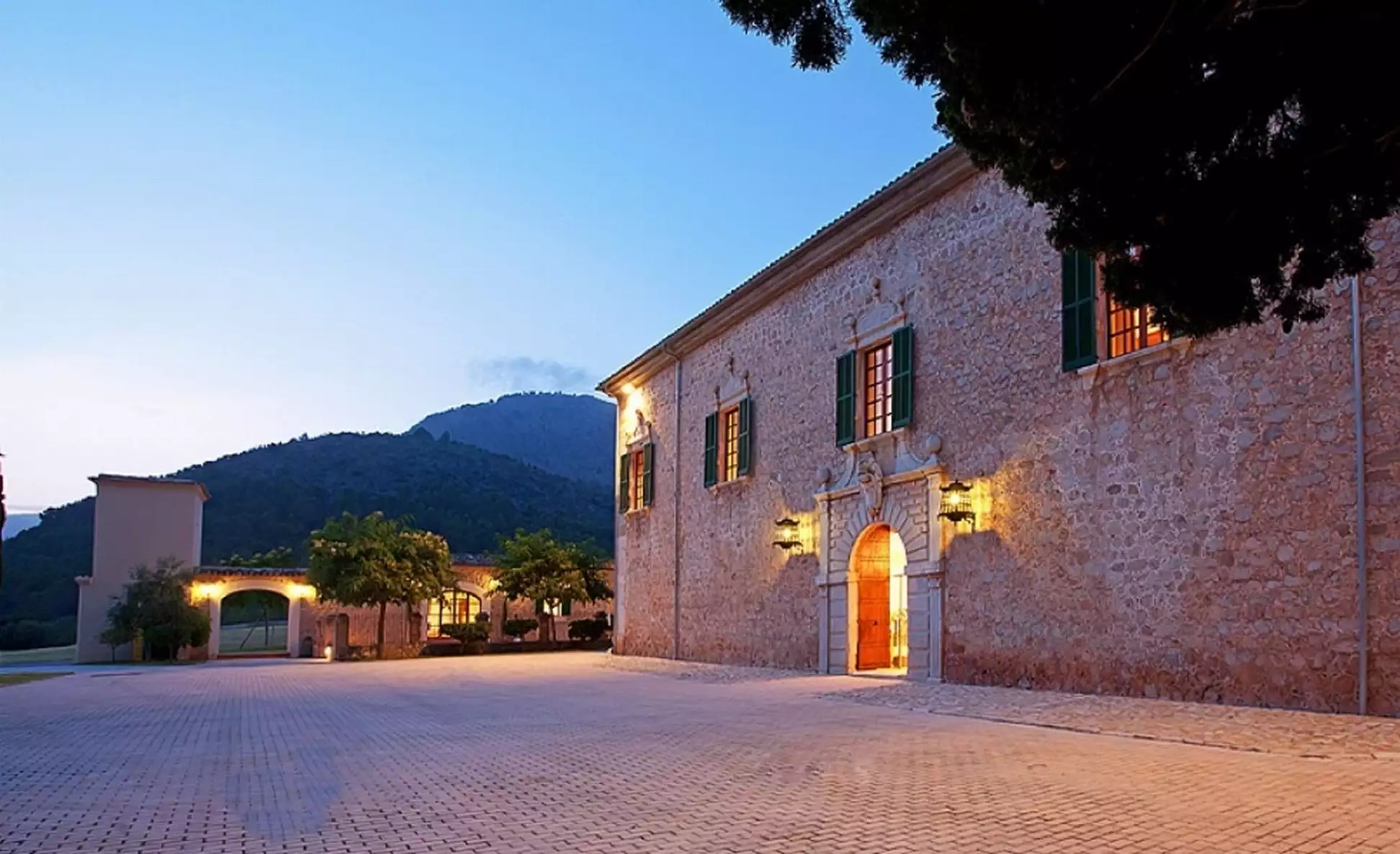 Manor house with 84 rooms, pool and park near Valldemossa