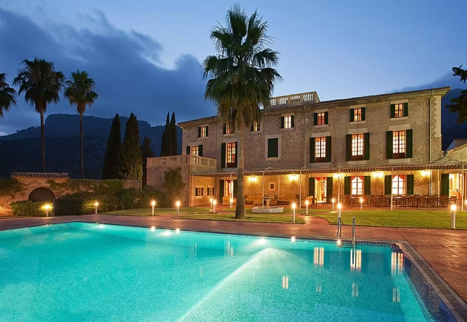 Manor house with 84 rooms, pool and park near Valldemossa