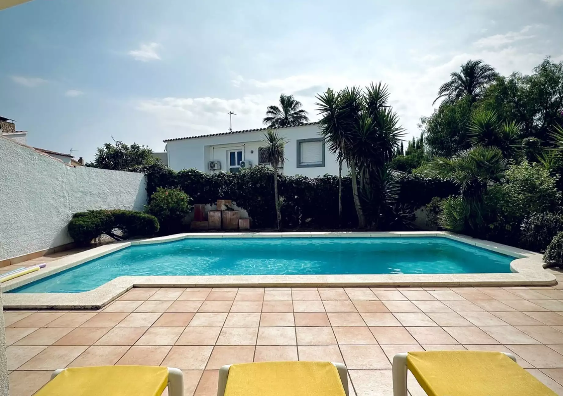 Maison avec piscine et garage près du centre d'Empuriabrava.