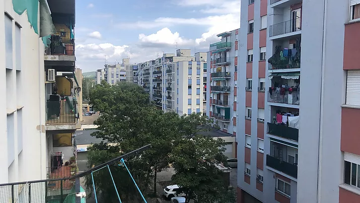 Magnífica oportunidad de inversión en Girona. ¡No dejes escapar este piso ideal para invertir! Contá