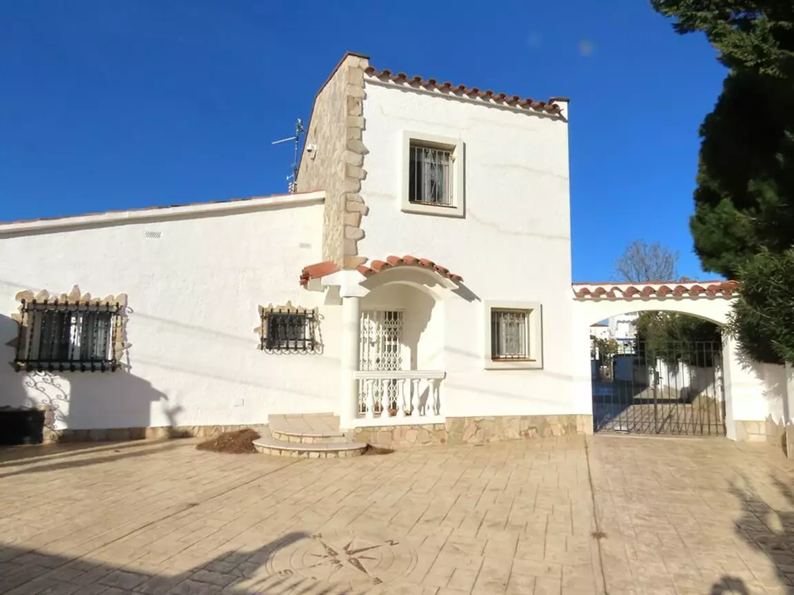 Casa en venta con 25m de amarre en canal en Empuriabrava. ¡Tu sueño de vivir frente al agua puede ha