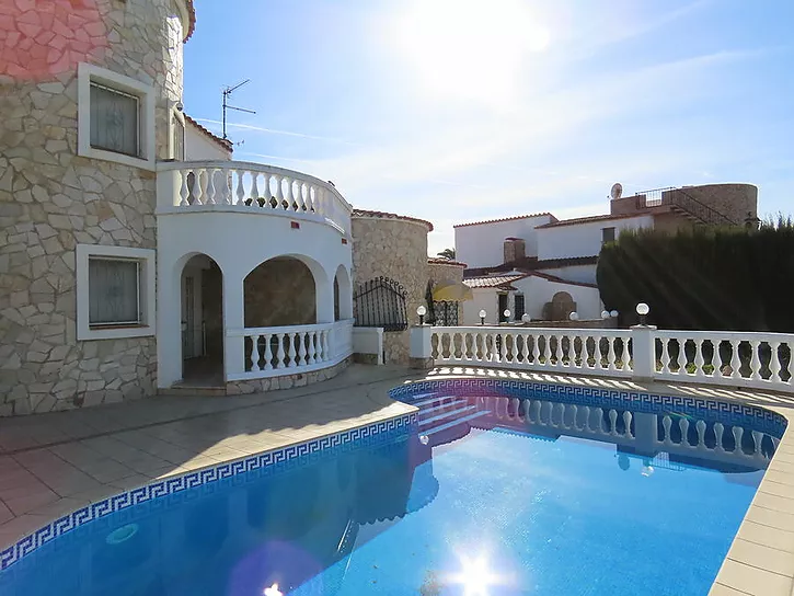 Haus zum Verkauf mit 25m Liegeplatz im Kanal in Empuriabrava. Dein Traum vom Leben am Wasser kann wa