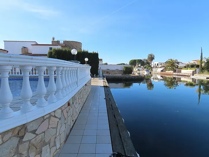 Maison à vendre avec 25m d'amarrage sur le canal à Empuriabrava. Votre rêve de vivre au bord de l'ea