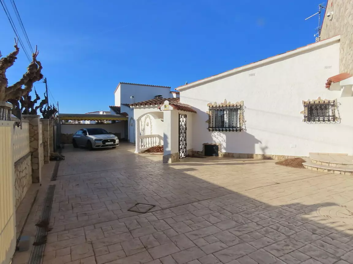 Casa en venta con 25m de amarre en canal en Empuriabrava. ¡Tu sueño de vivir frente al agua puede ha