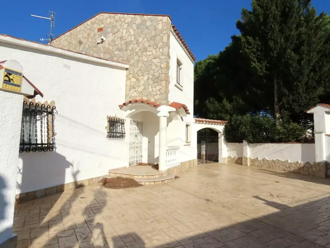 Casa en venta con 25m de amarre en canal en Empuriabrava. ¡Tu sueño de vivir frente al agua puede ha