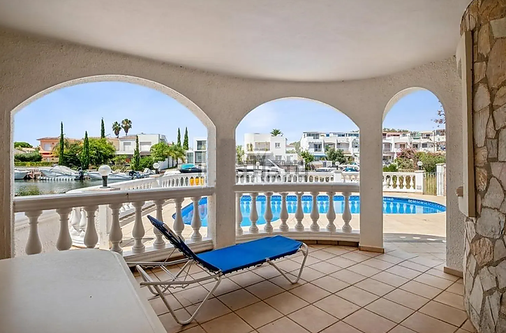 Maison à vendre avec 25m d'amarrage sur le canal à Empuriabrava. Votre rêve de vivre au bord de l'ea