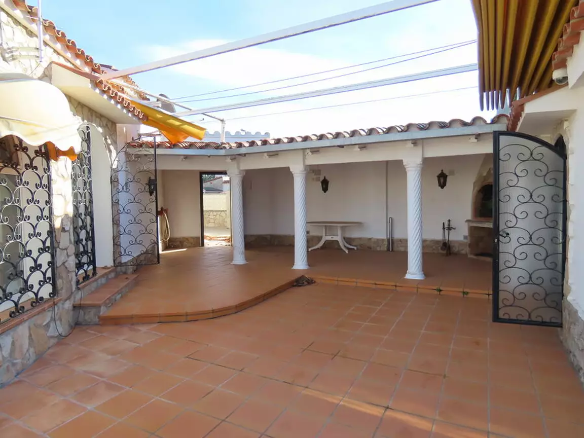 Casa en venta con 25m de amarre en canal en Empuriabrava. ¡Tu sueño de vivir frente al agua puede ha