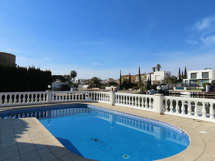 Casa en venta con 25m de amarre en canal en Empuriabrava. ¡Tu sueño de vivir frente al agua puede ha