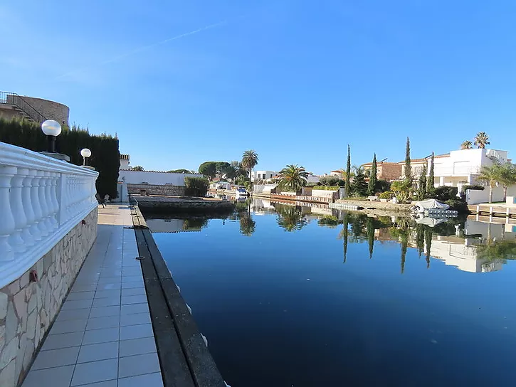 House for sale with 25m mooring in canal in Empuriabrava. Your dream of living by the water can come