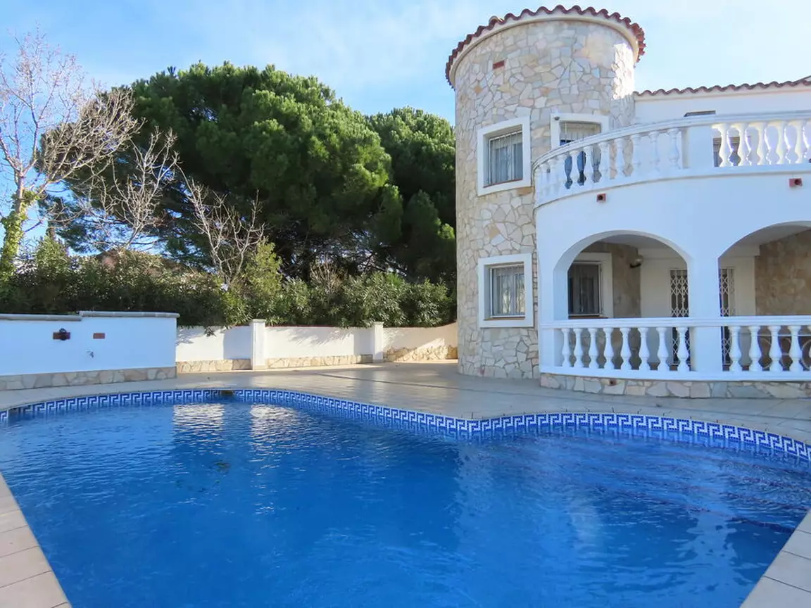 Casa en venta con 25m de amarre en canal en Empuriabrava. ¡Tu sueño de vivir frente al agua puede ha