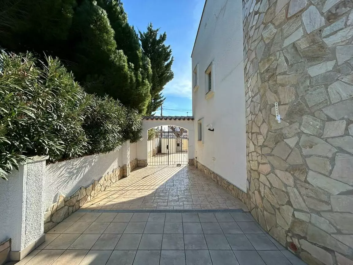 Casa en venta con 25m de amarre en canal en Empuriabrava. ¡Tu sueño de vivir frente al agua puede ha