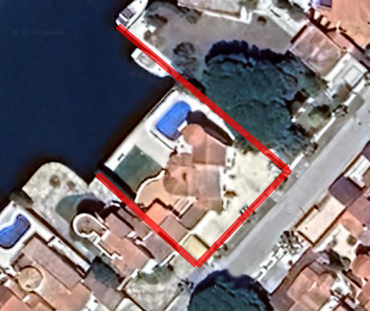 Haus zum Verkauf mit 25m Liegeplatz im Kanal in Empuriabrava. Dein Traum vom Leben am Wasser kann wa