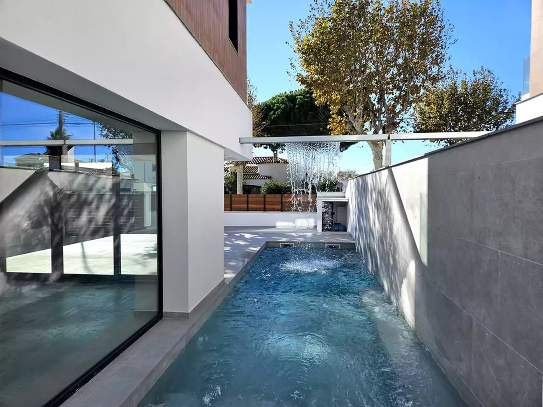 Beautiful new house in Empuriabrava with pool and modern style. Exclusive sale.  ( A )