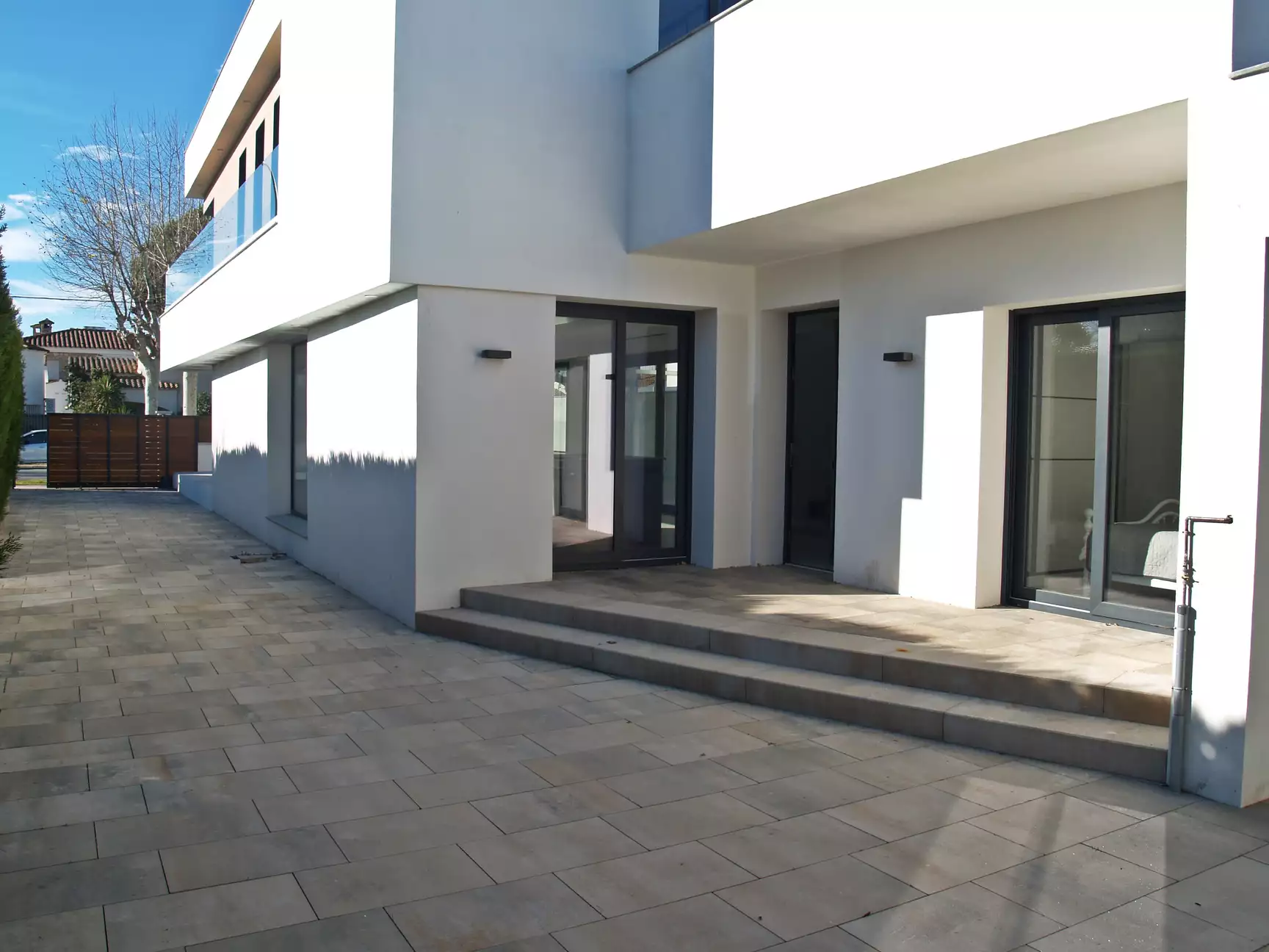 Beautiful new house in Empuriabrava with pool and modern style. Exclusive sale.  ( A )