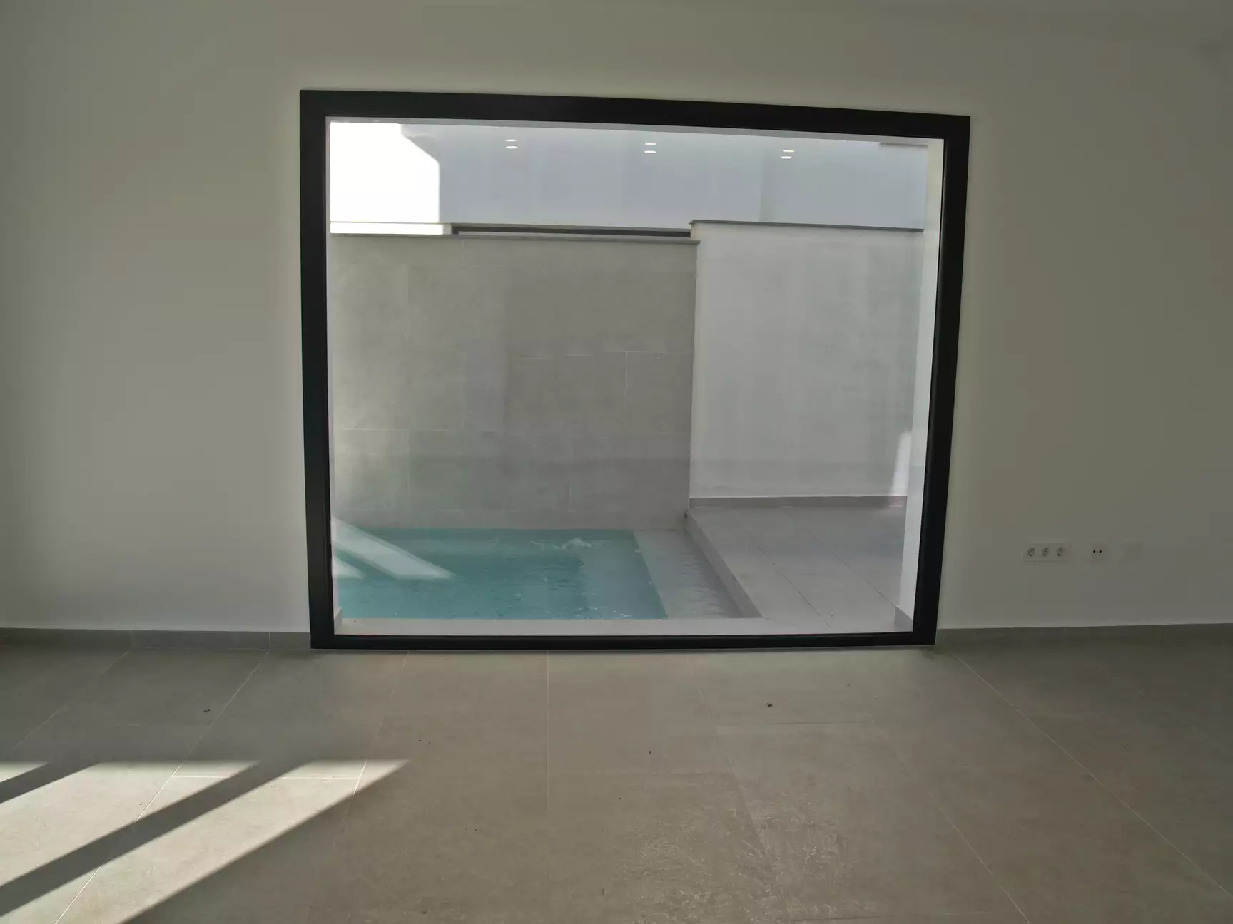 Beautiful new house in Empuriabrava with pool and modern style. Exclusive sale.  ( A )