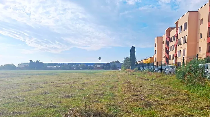 Terreny a Empuriabrava: ideal per construir 60 habitatges o 36 cases individuals.